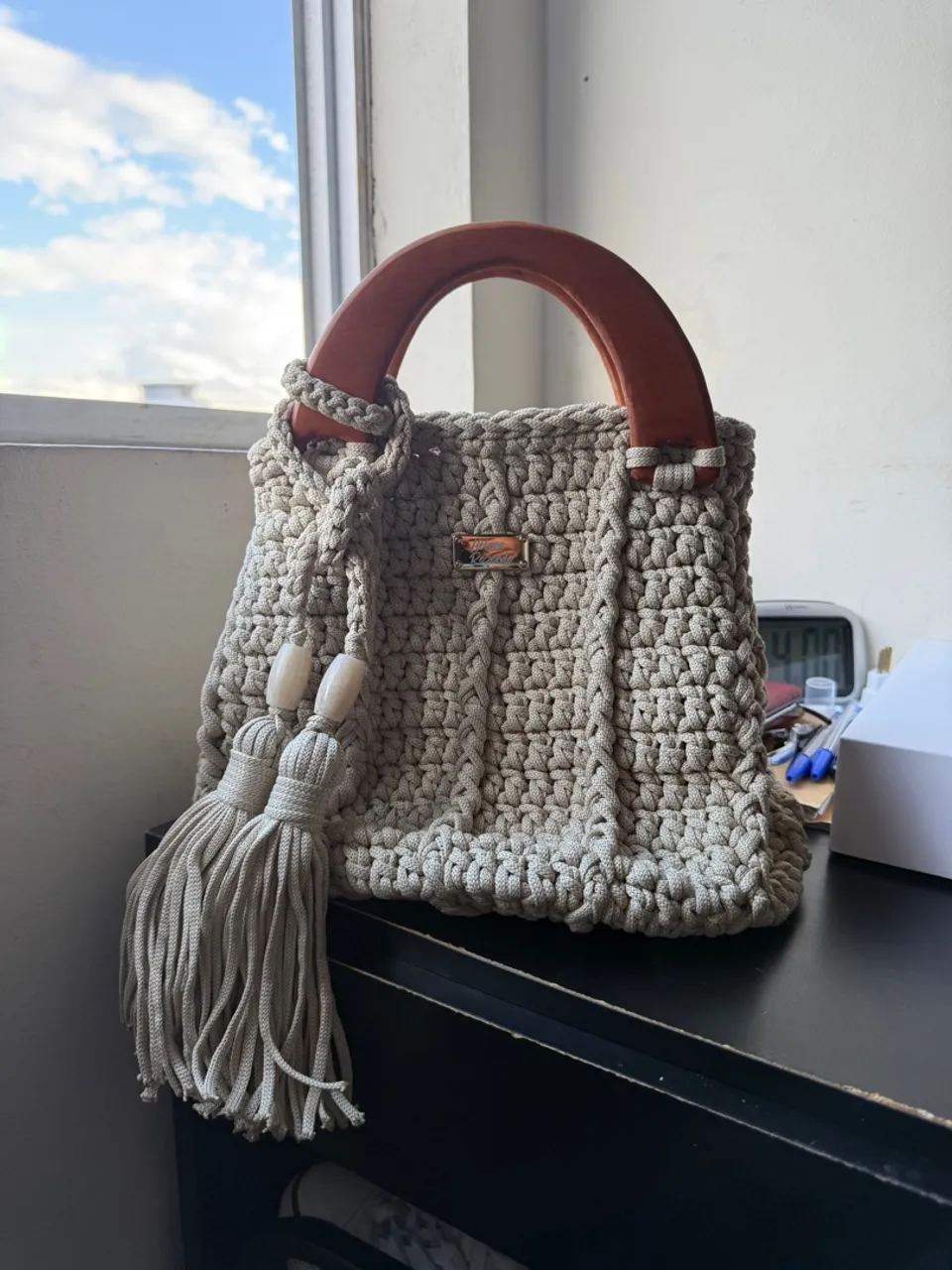 Bolsa de Mão Artesanal com Detalhes em Madeira
