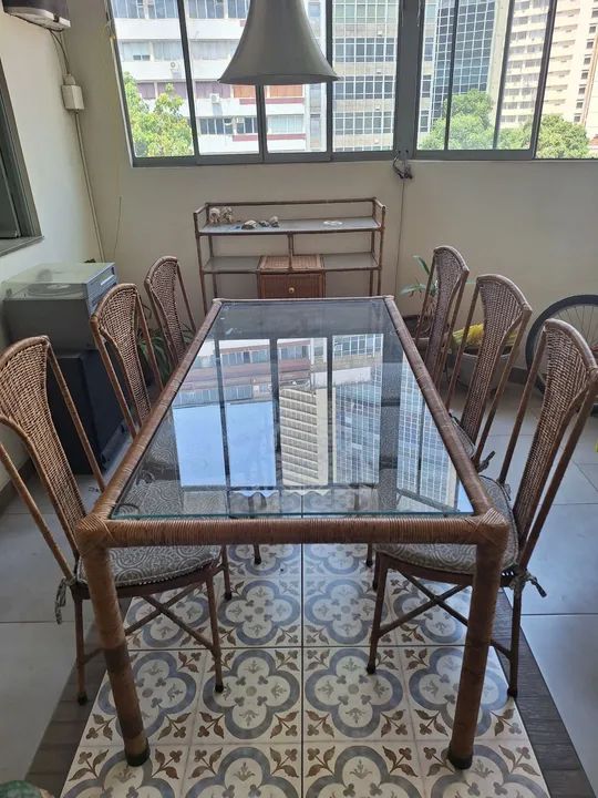Mesa de jantar grande de vime e vidro com 6 cadeiras - Foto 5