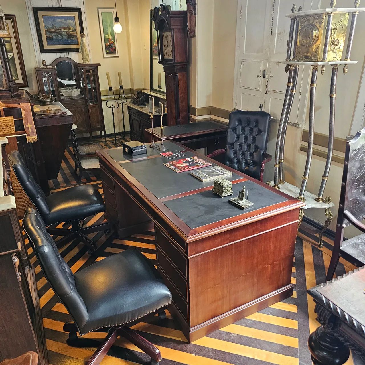 Moveis escritório de luxo, Escrivaninha com poltrona e cadeiras 