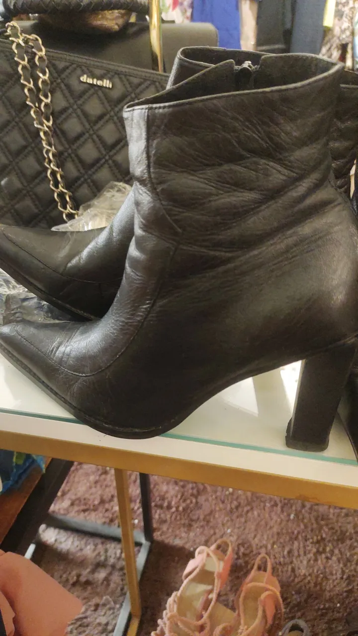Bota de Couro Preta - Elegância e Estilo
