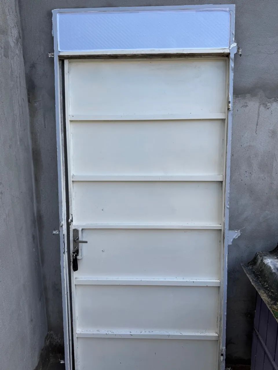Porta de Aço Branca com Detalhe Superior