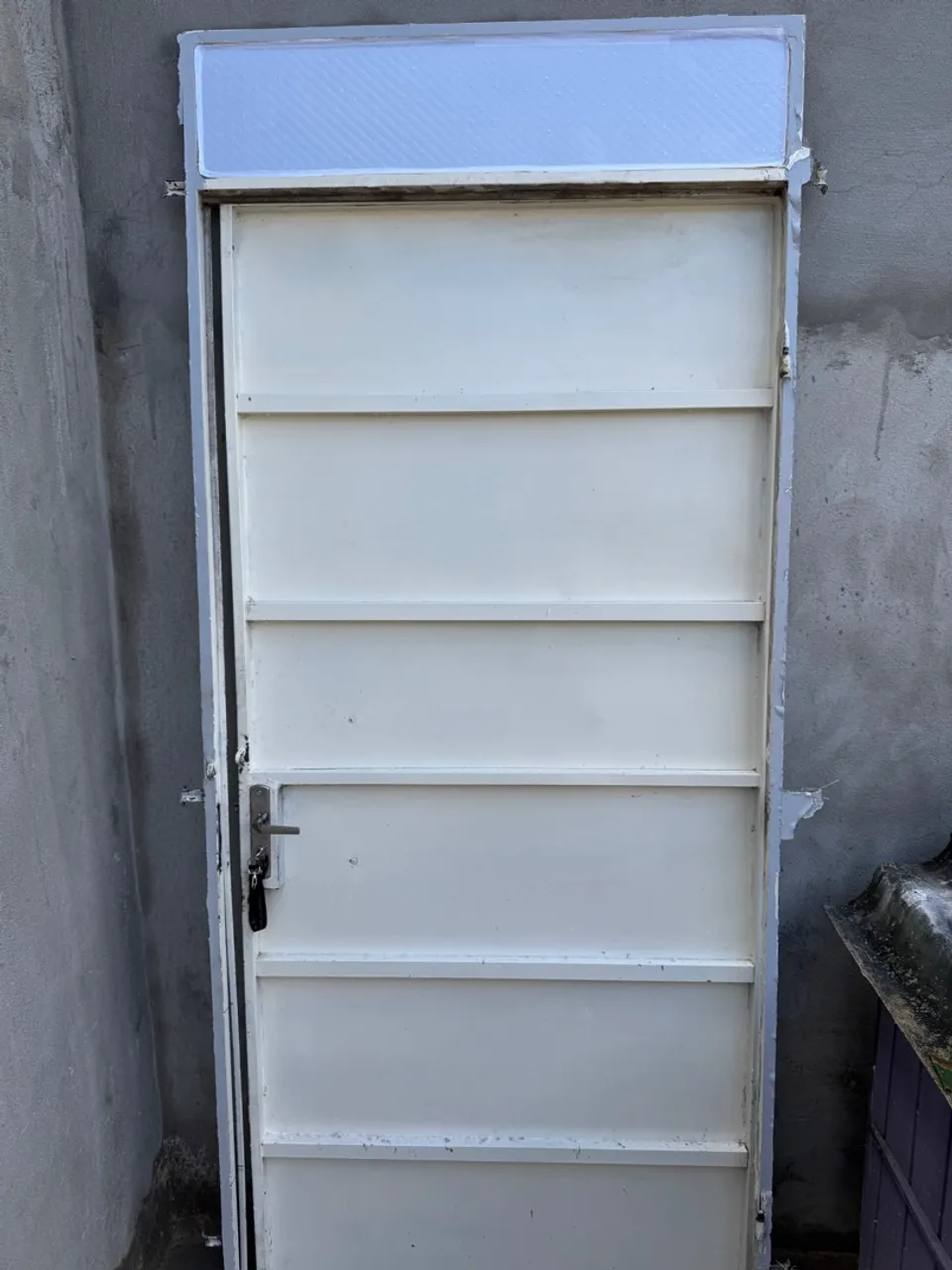 Porta de Aço Branca com Detalhe Superior