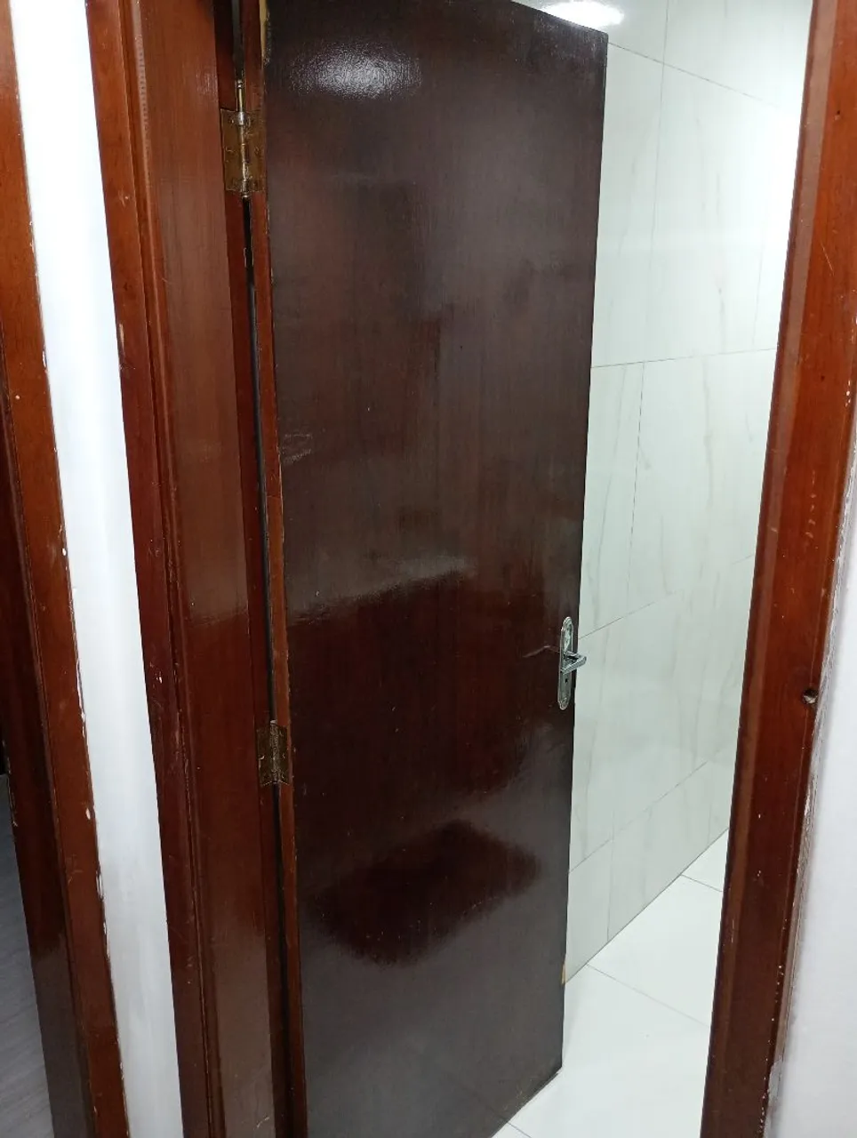 Porta de madeira maciça para ambientes internos