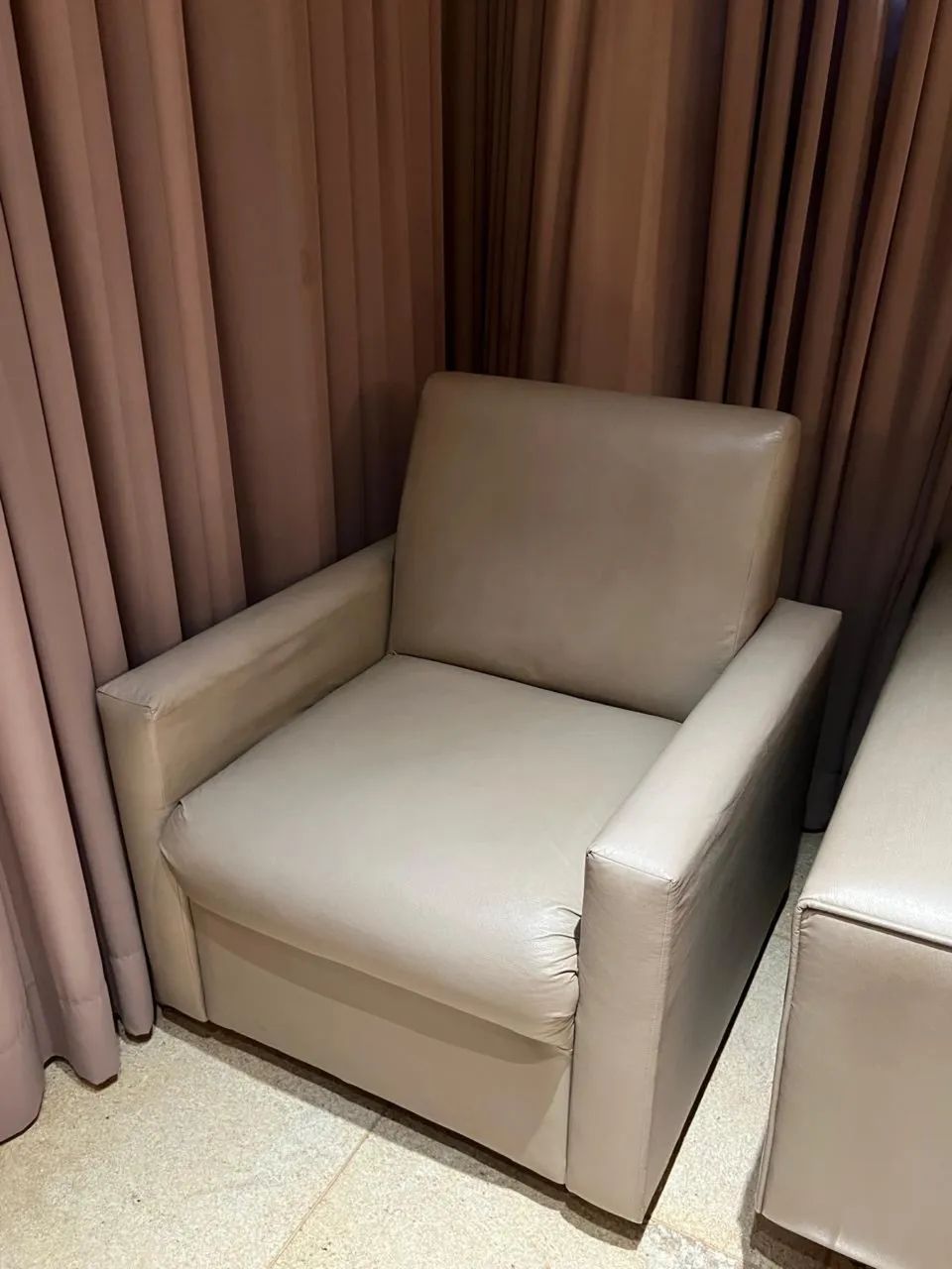 Poltrona em couro com braço pra 1 pessoa