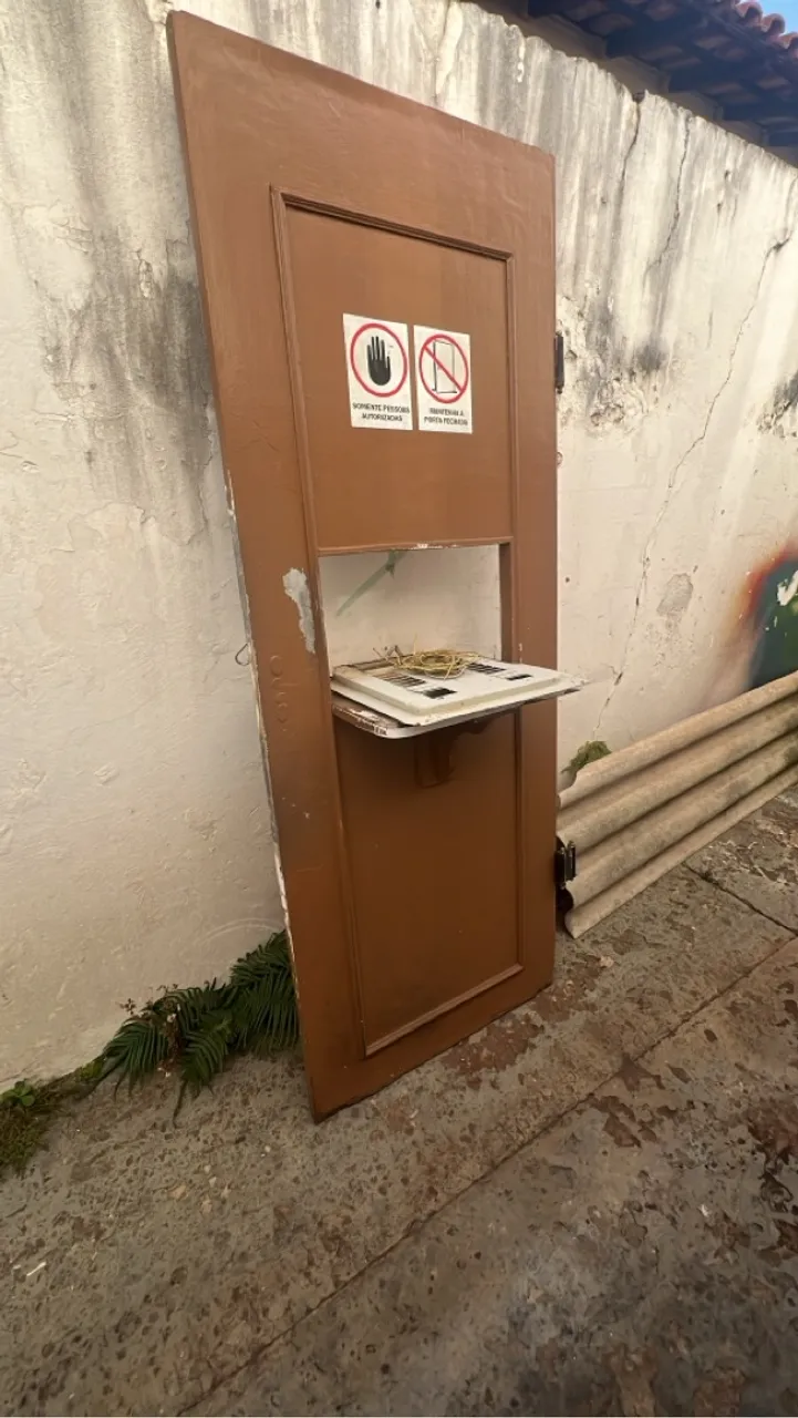 Porta de Madeira com Prateleira