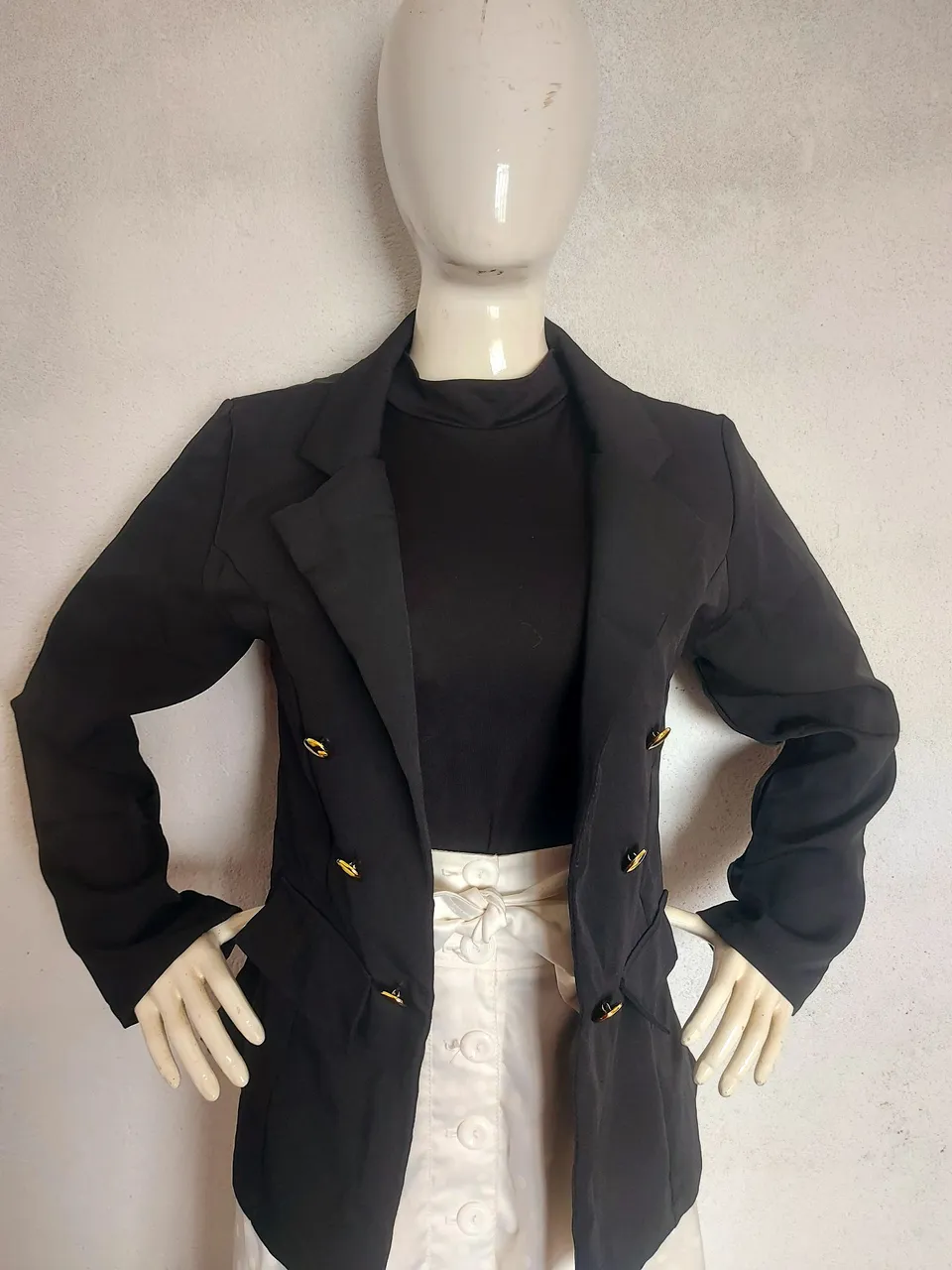 Blazer de várias cores, com detalhes dourados