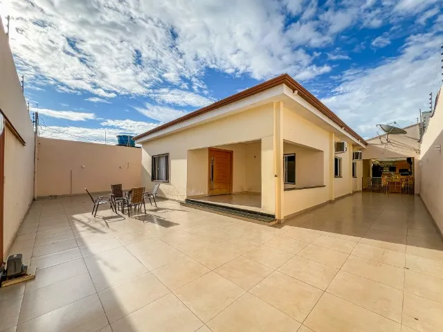 Casa à venda com piscina e 4 quartos sendo 2 suíte