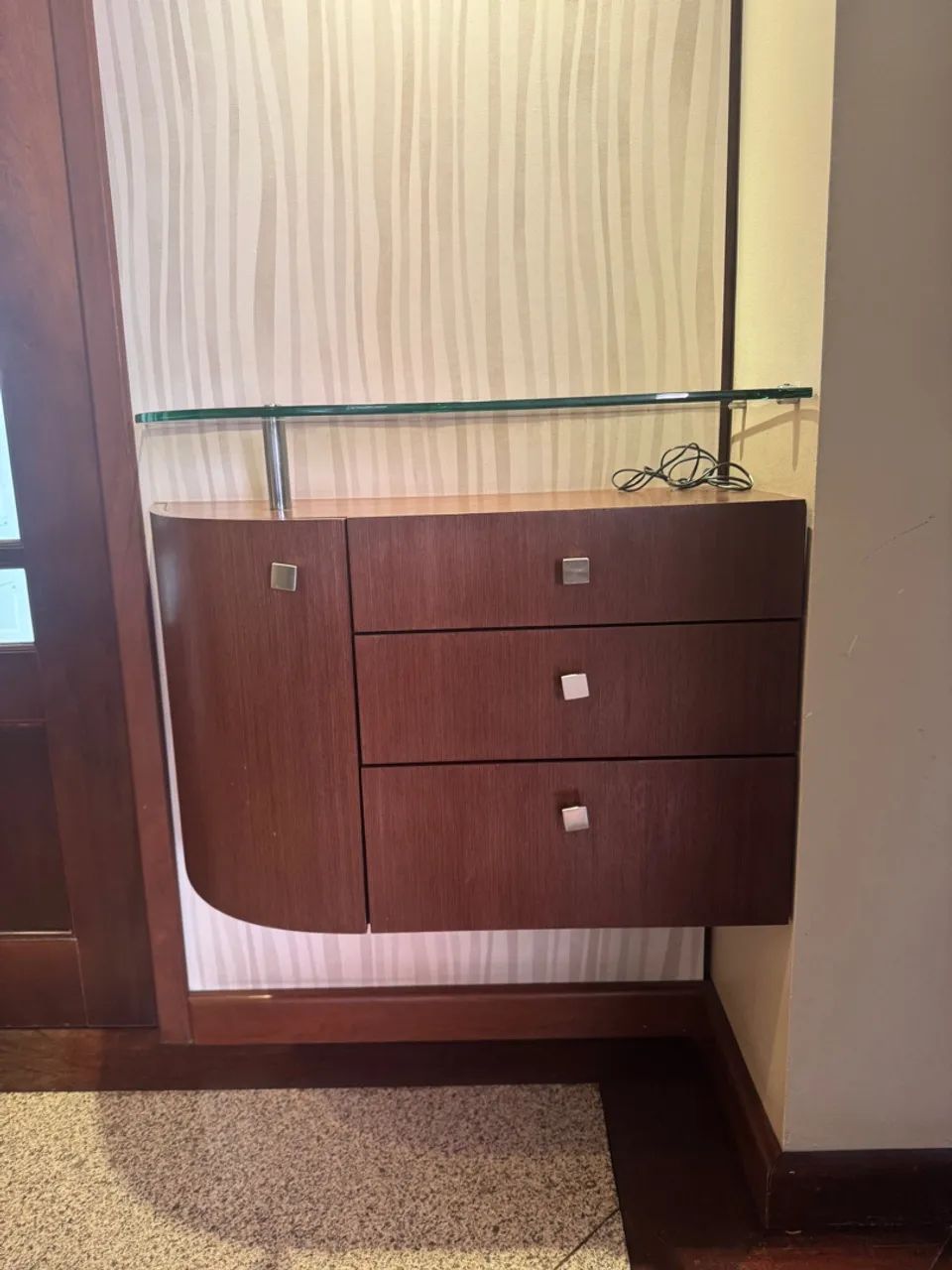 Móvel de apoio com tampo de vidro e gavetas