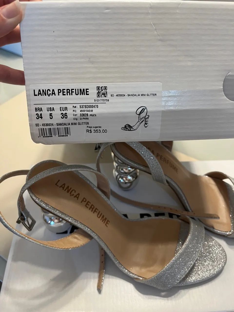 Sandália Lança Perfume Prateada  tem uma 35 e uma 34 - Foto 2