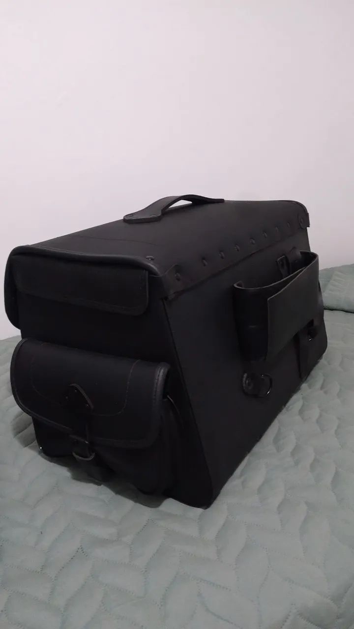 Baú em couro para moto, cabem 2 capacetes, novo! - Foto 3