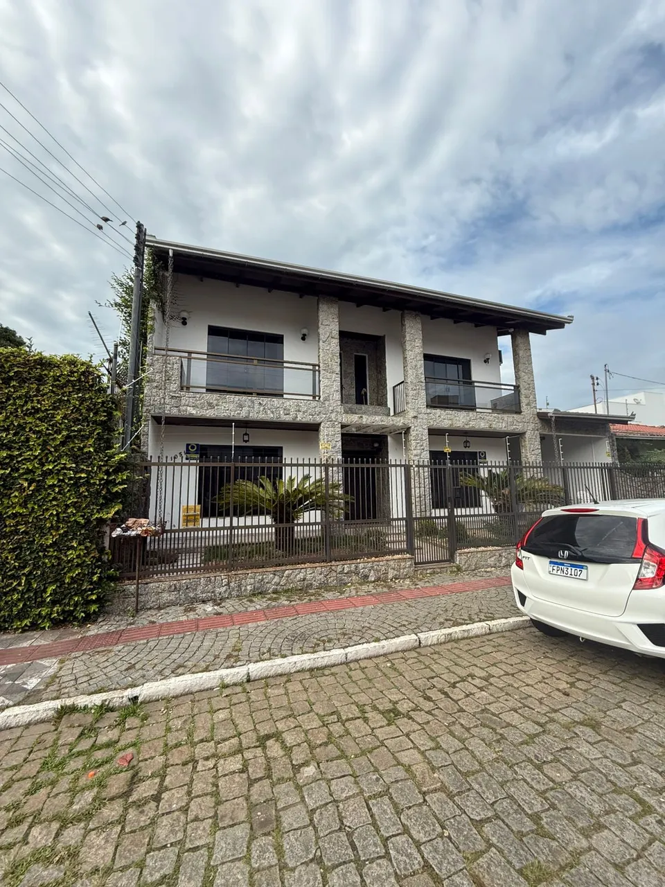 Linda casa de 1 suite c/ hidro + 2 dormitórios Piscina e edícula Espaço externo atras