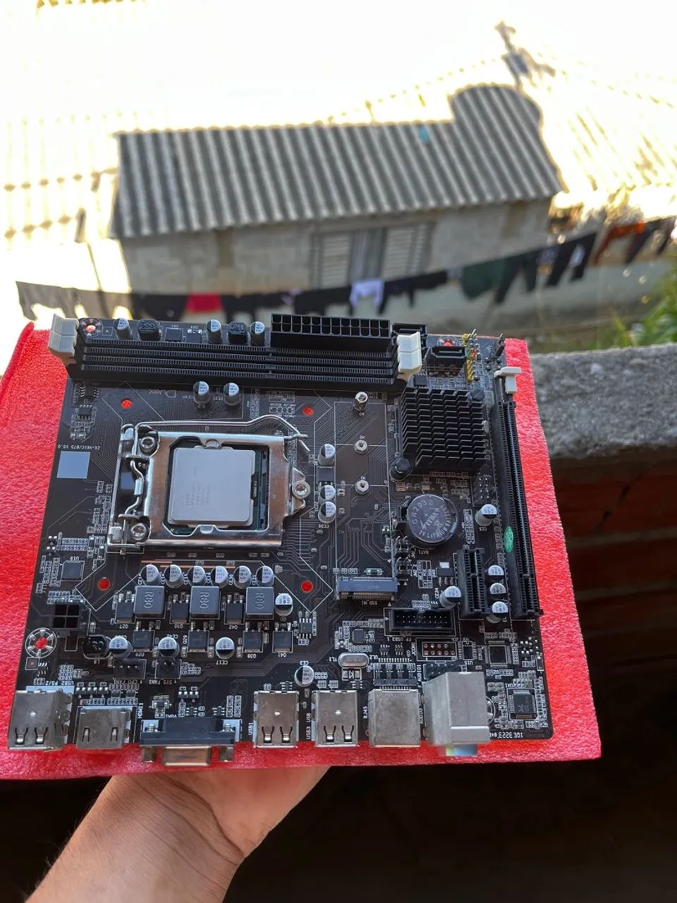 Placa mãe dx h61zg m2  e uma fonte de 600w 