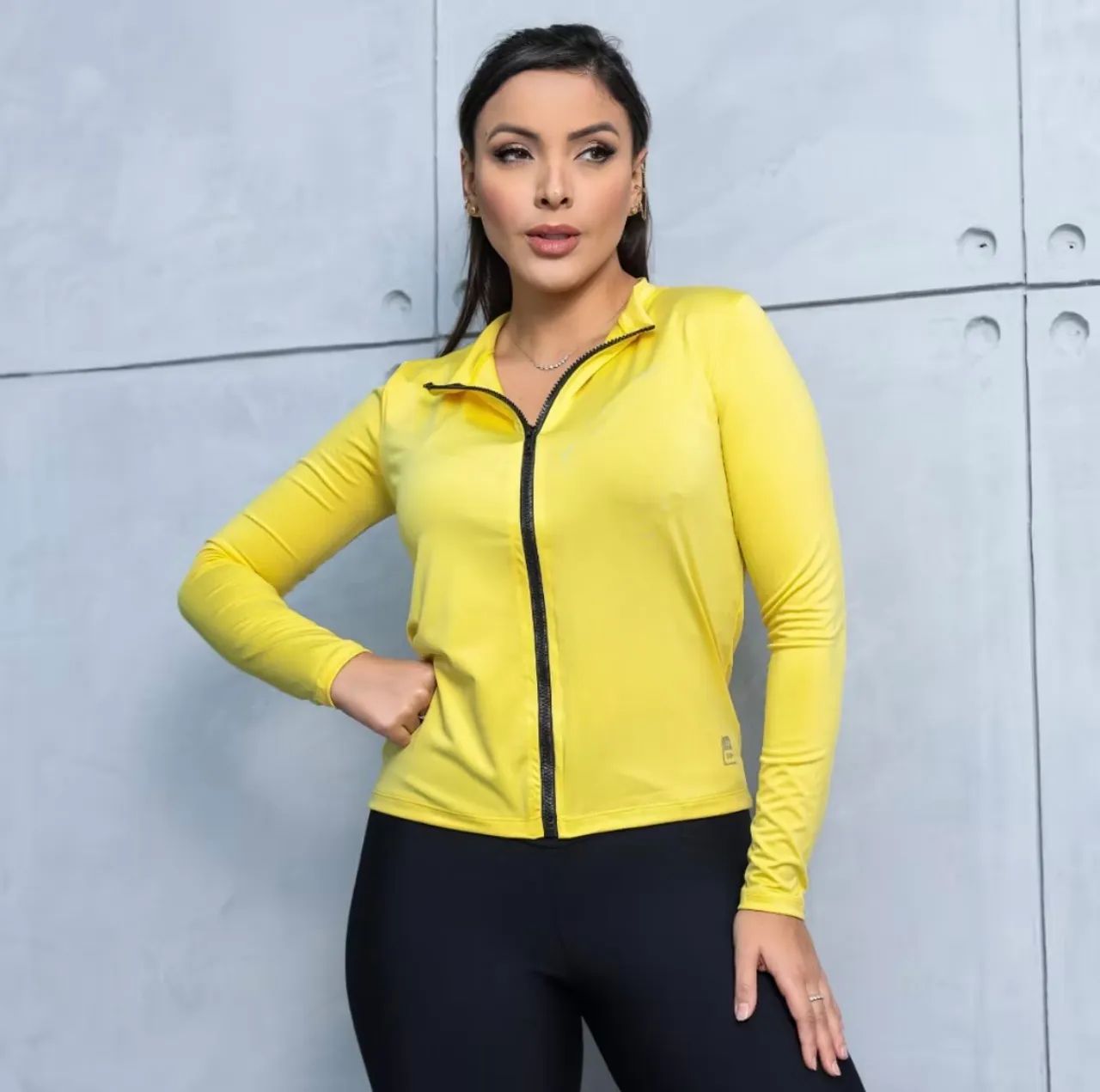 Jaqueta esportiva amarela com zíper