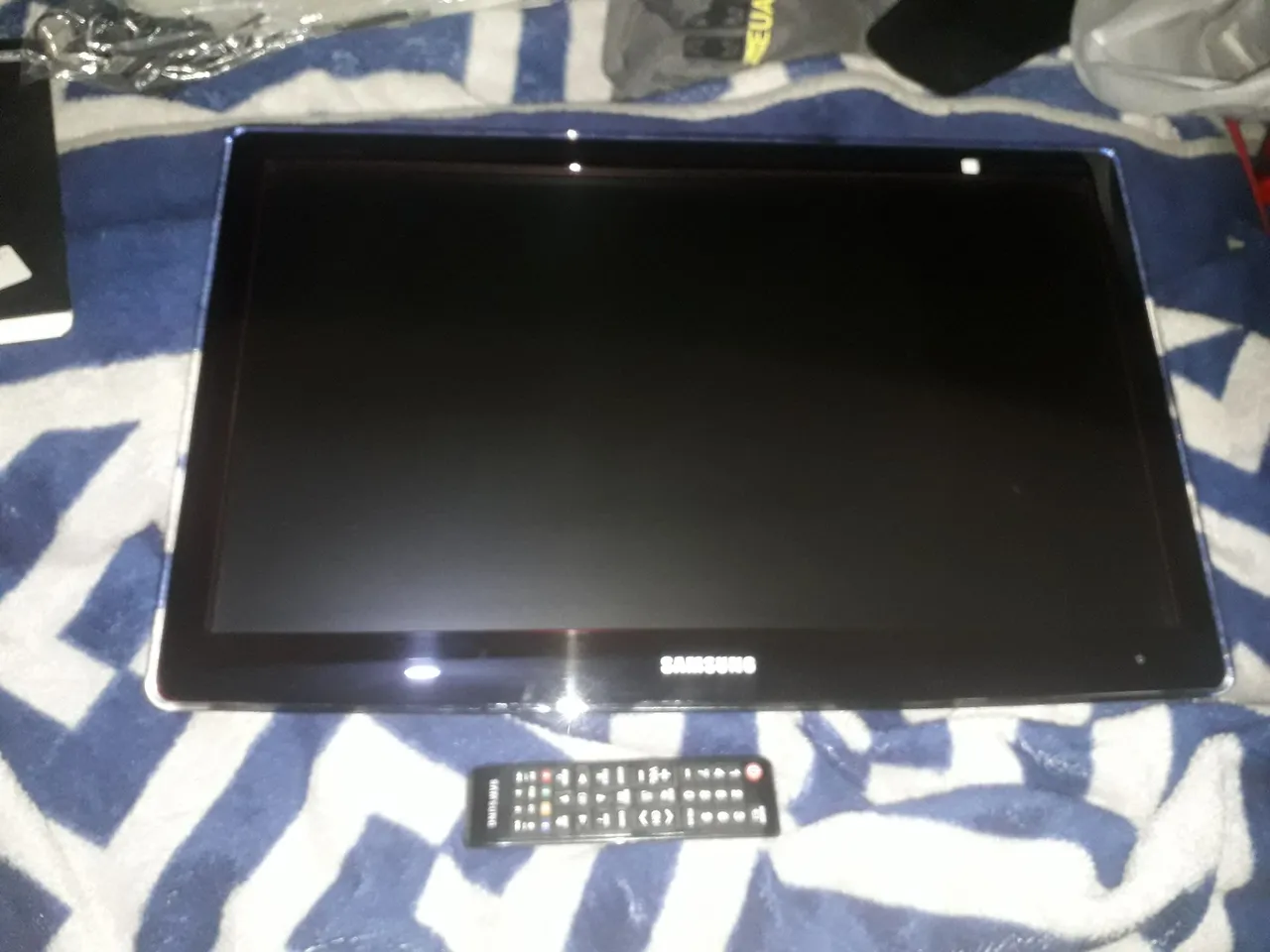 TV Samsung com controle remoto