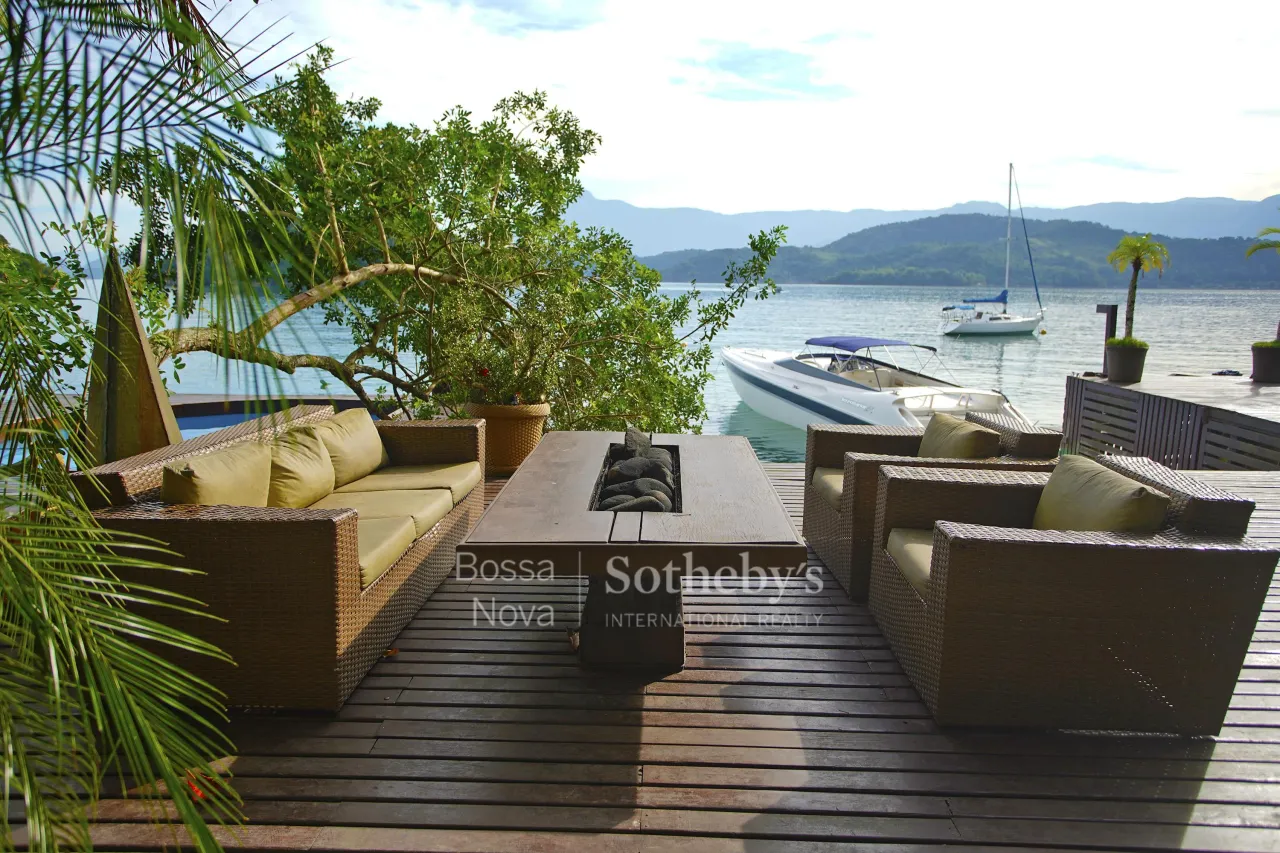 Casa em condomínio fechado com praia e deck particular