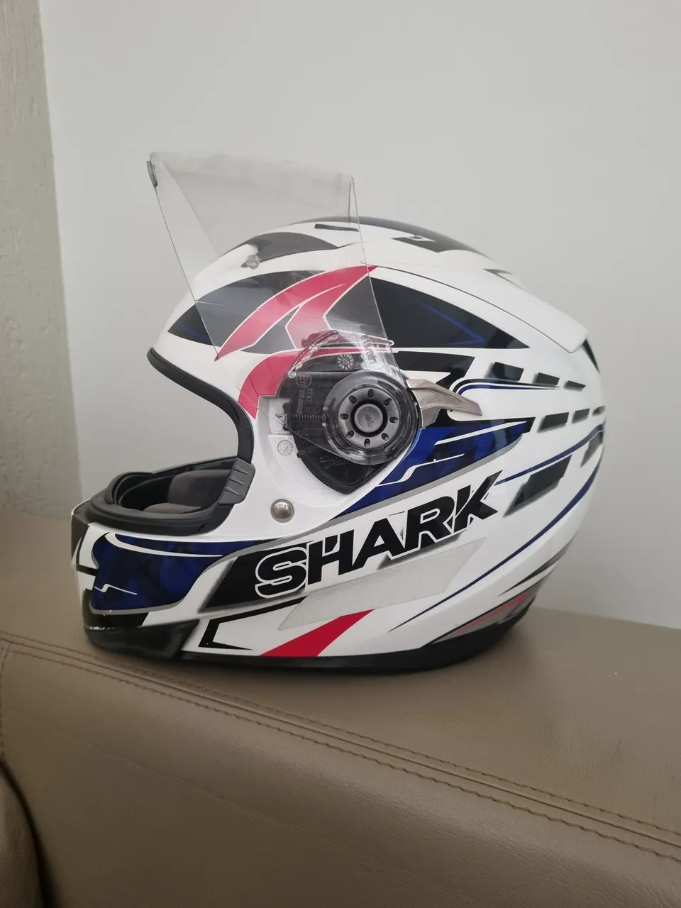 Capacete Shark Branco com Design Moderno