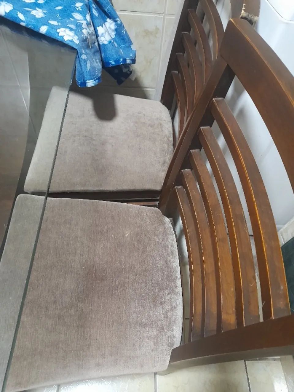 Mesa com 4 cadeiras, tampo de vidro em nome estado. - Foto 3