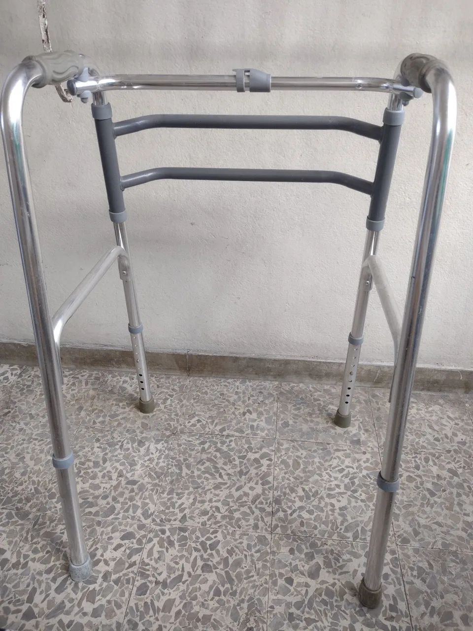 Andador para idosos de alumínio dobrável e articulado 