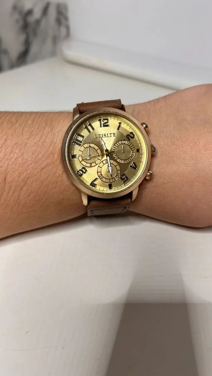 Relógio Leisite Dourado com pulseira em Couro R$:80 Reais 