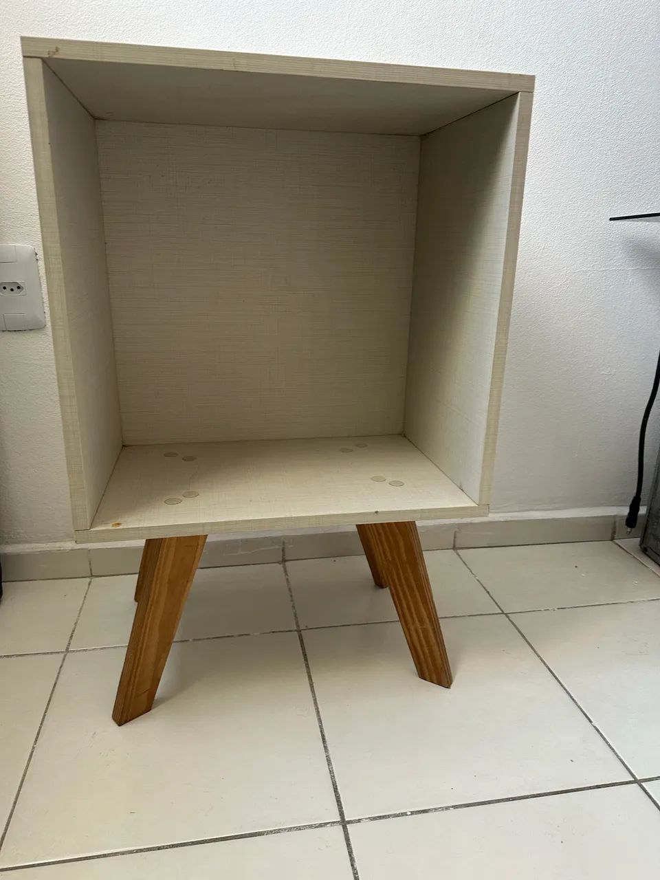 Mesa De Cabeceira Aberta Nicho Pés Palito Bordô 100% MDF - Foto 2