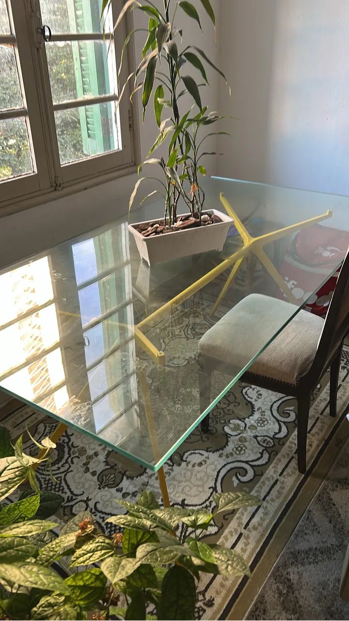 Mesa com tampo de vidro 