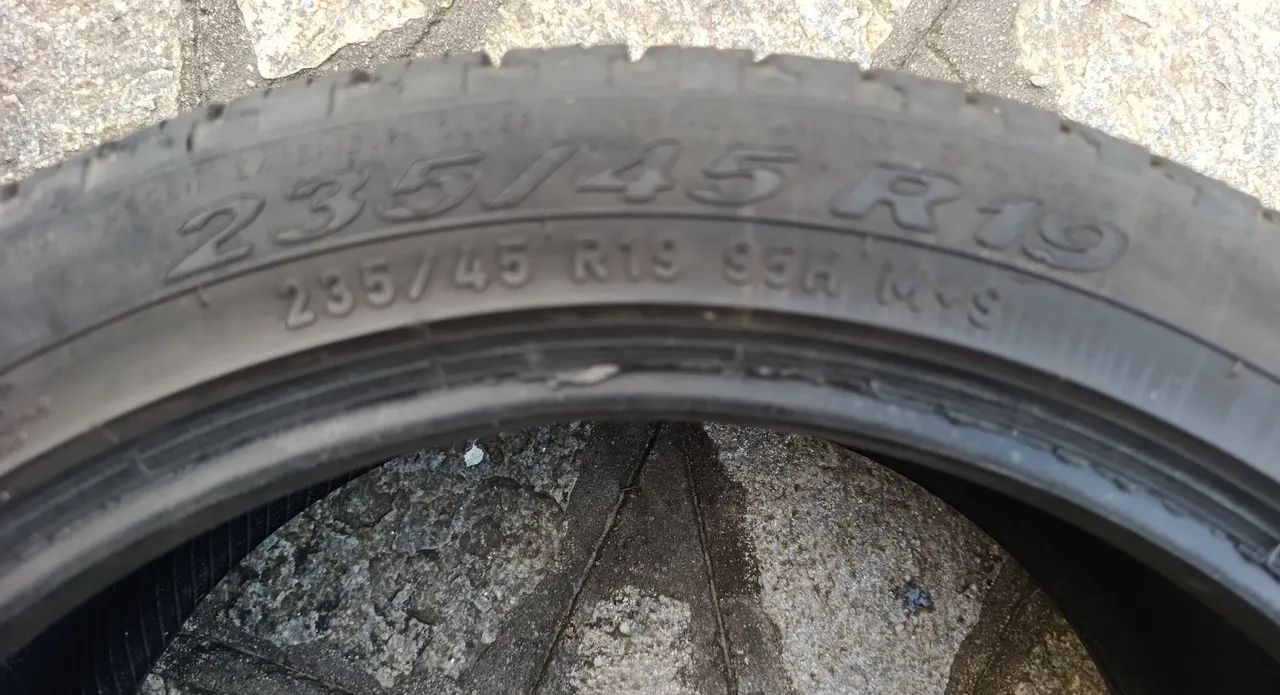  Pneus Pirelli 235/ 45/ R19 - Foto 2