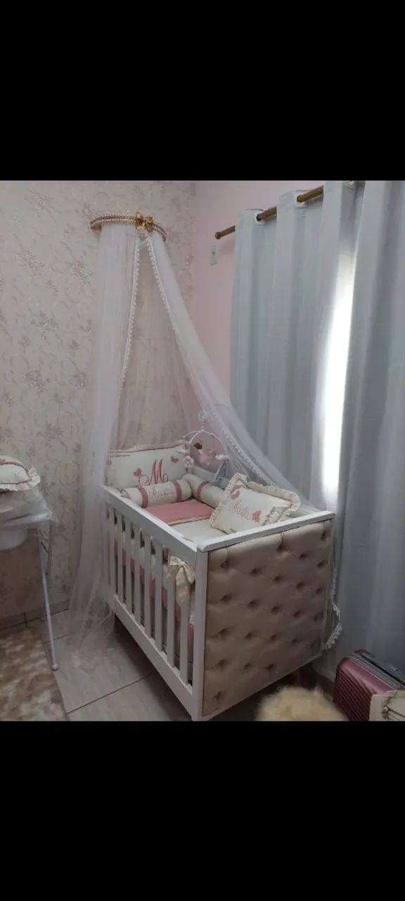 Berço + colchão, Berço branco, modelo Capitonê estofado em Suede, tamanho Americano 