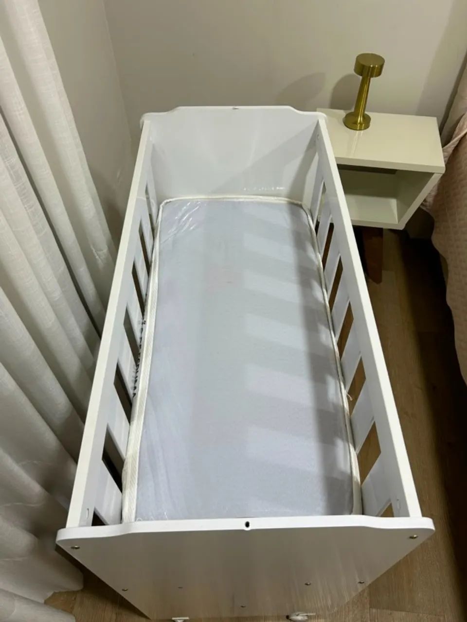 Mini berço mdf branco com rodinhas acompanha colchão Ortobom - Foto 3