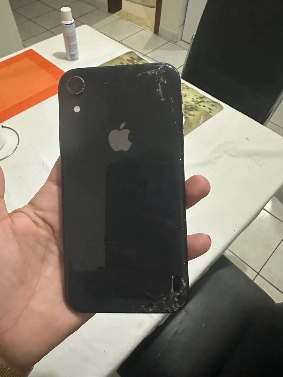 Celular XR com tela traseira trincada