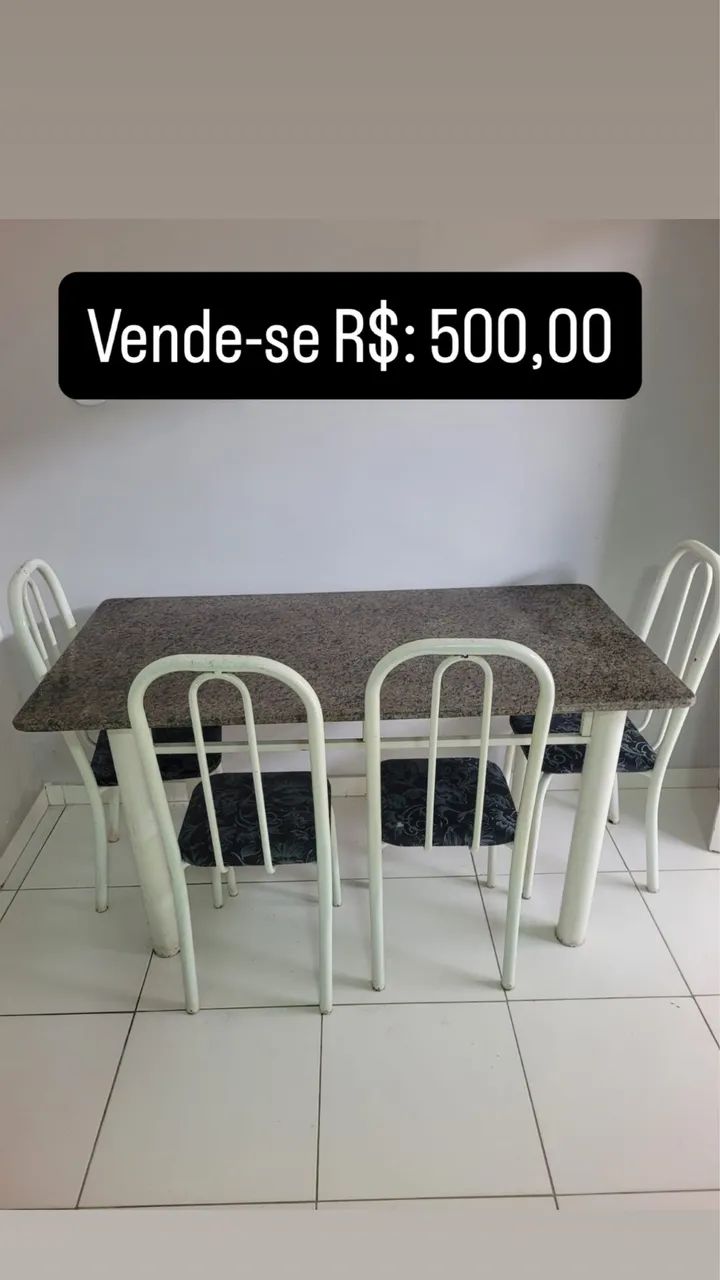 Mesa de mármore com seis cadeiras
