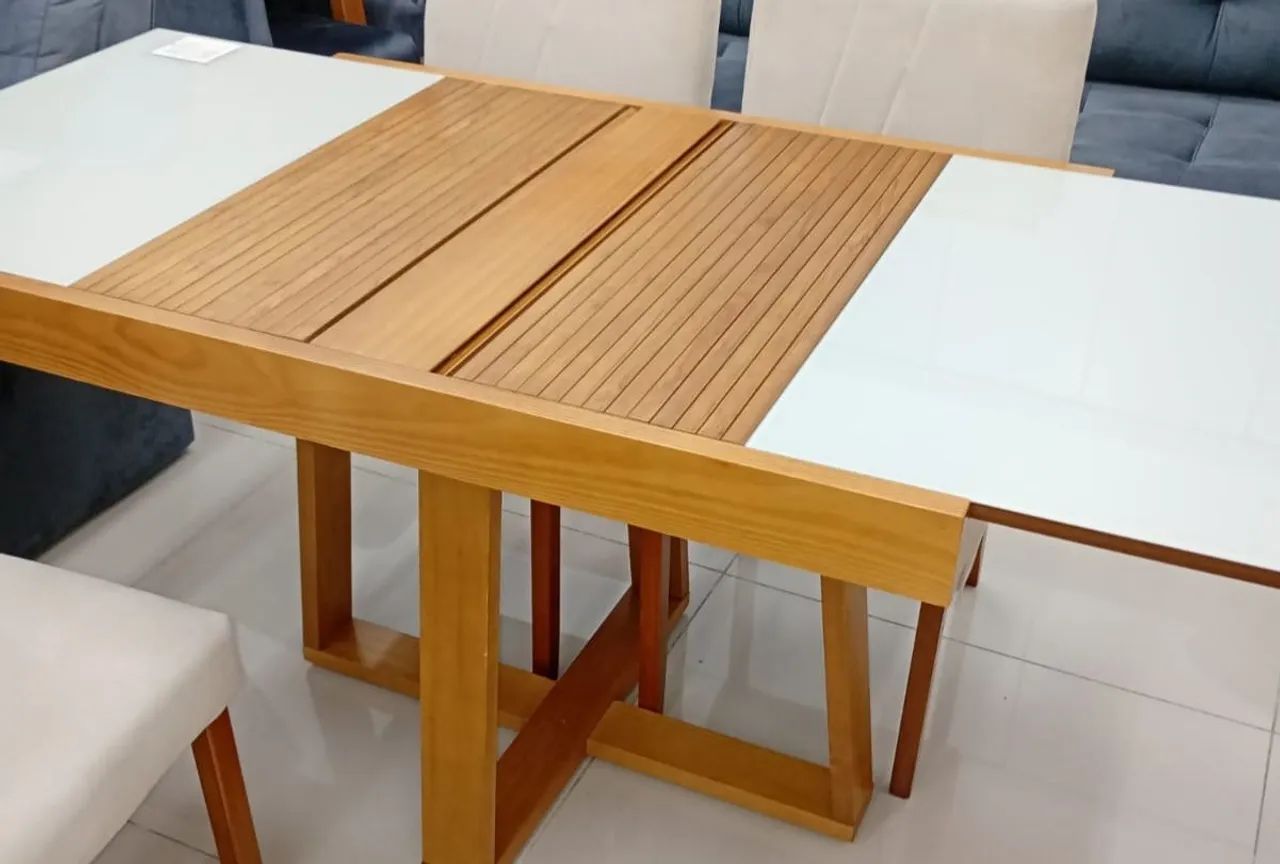 Mesa com 4 cadeiras 