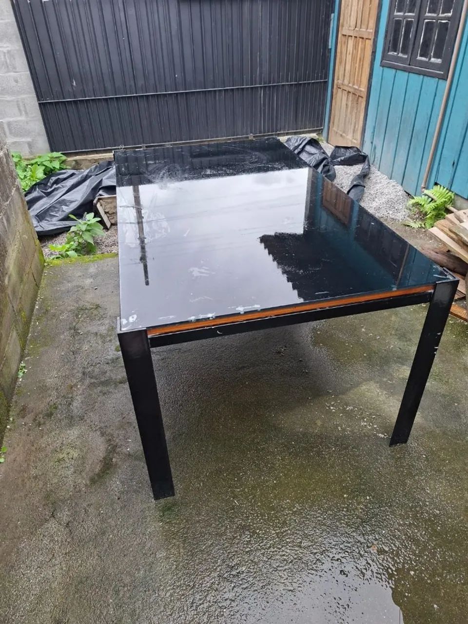 MESA COM TAMPO DE VIDRO E ESTRUTURA DE FERRO MACIÇO 