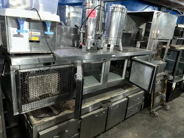 balcão inox - com portas e gavetas e espaço no tampo para cubas refrigerada - Foto 4