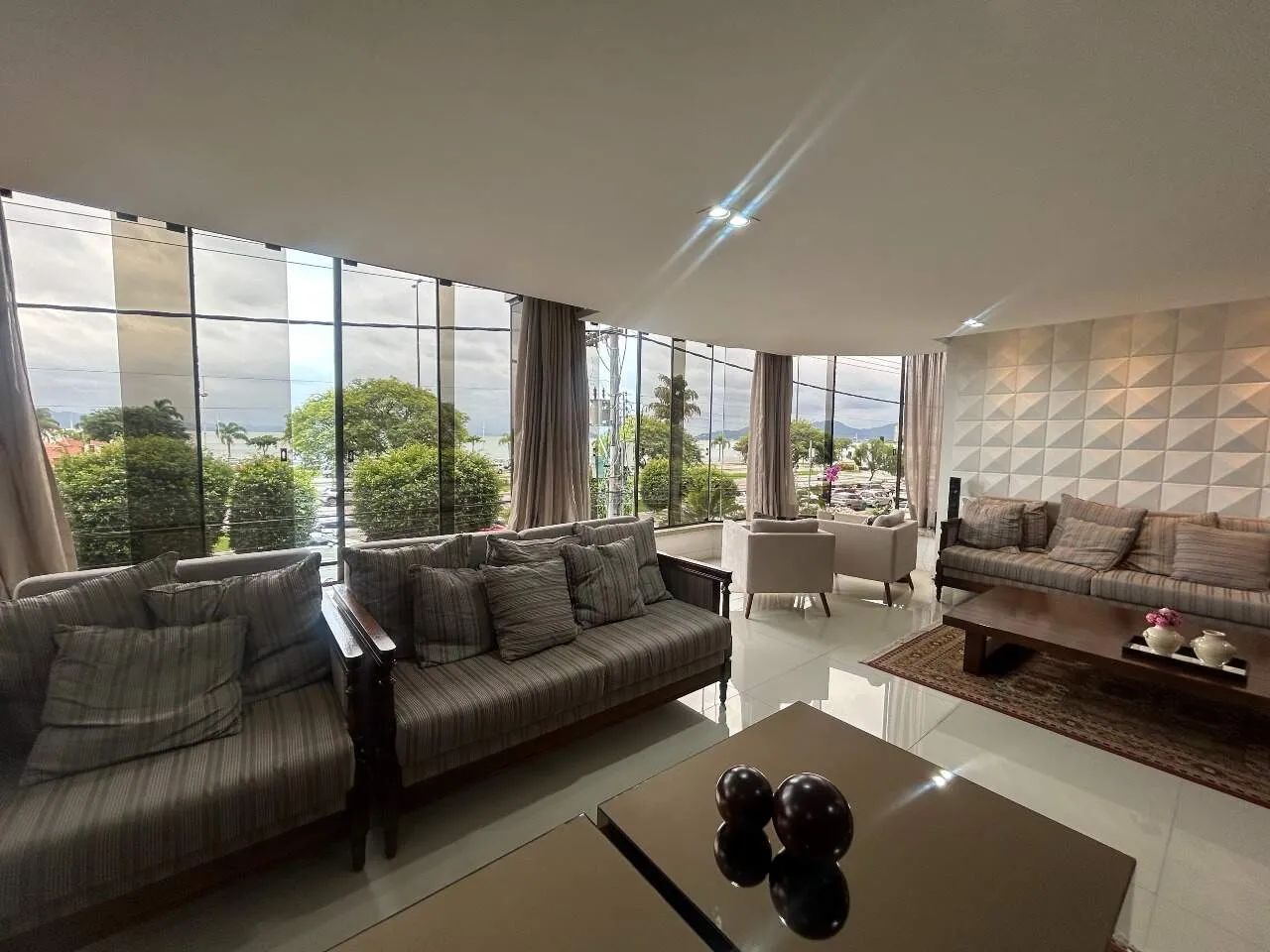 Andar Inteiro na Beira-Mar Norte com 331m² e Vista para o Mar - Foto 2