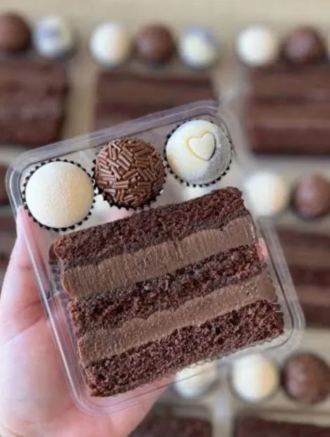 Fatia de bolo com 3 brigadeiro - Foto 2