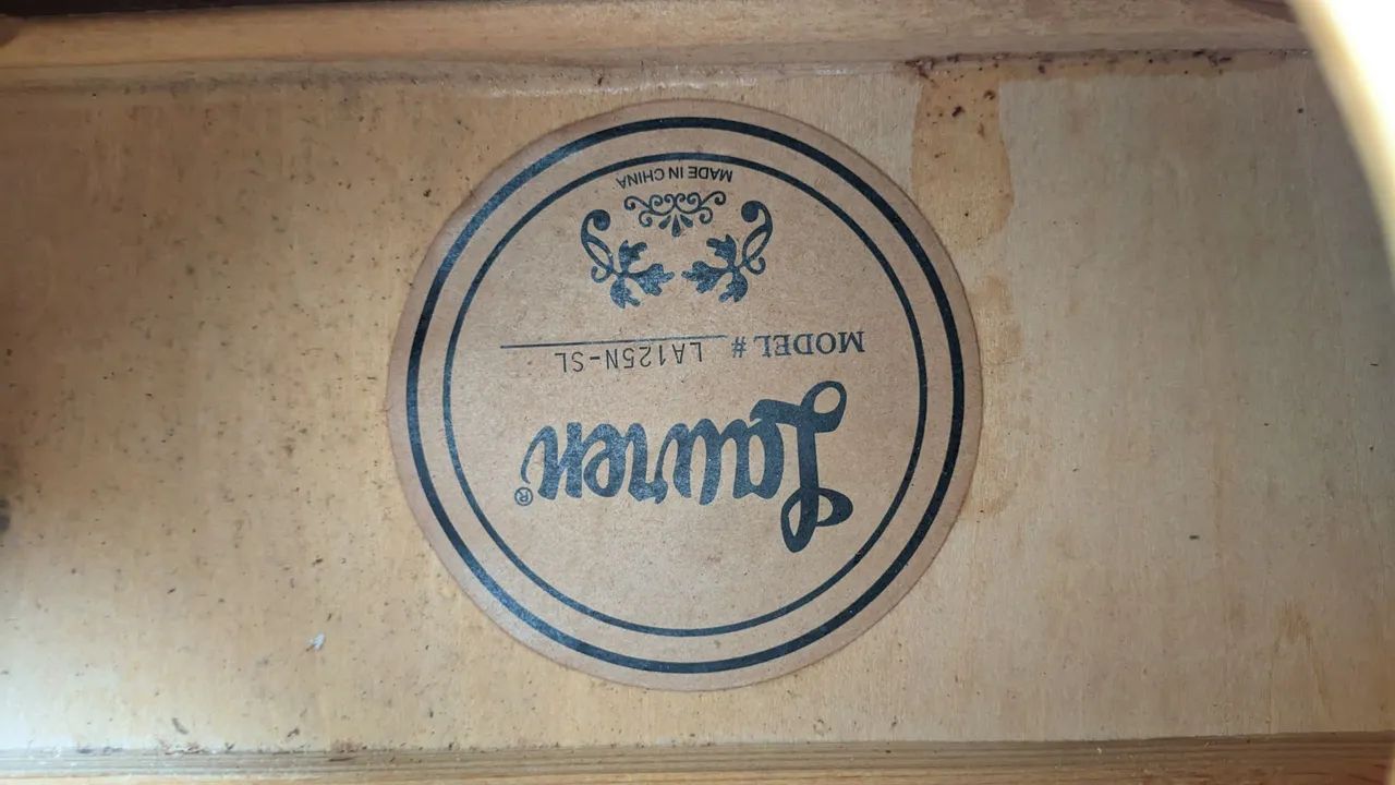 Violão Folk com cordas de aço da marca Lauren