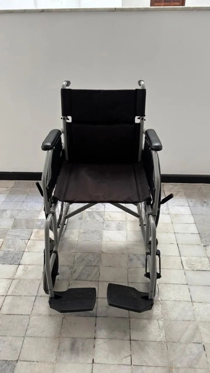 Cadeira de rodas seminova 