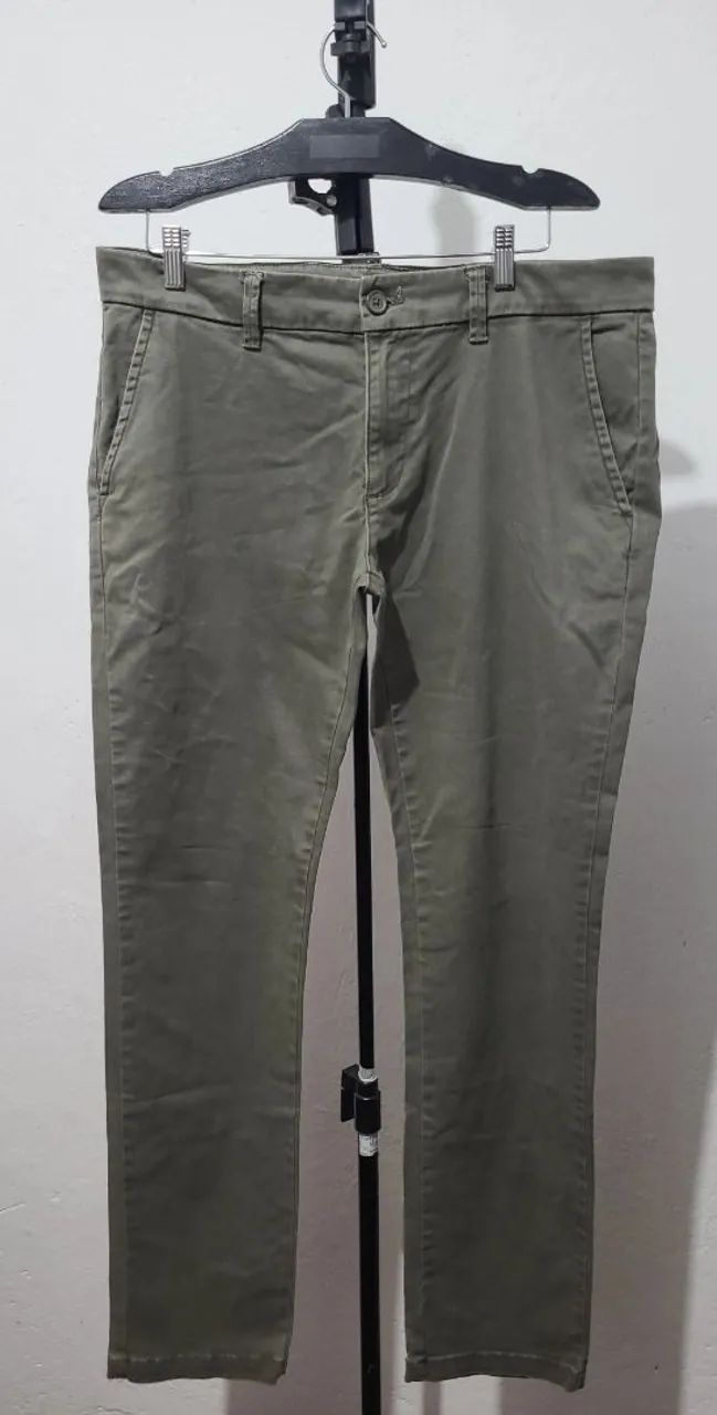 Calça de Sarja Verde militar N° 46/48, bonita, original, sofisticada, bem confortável. 