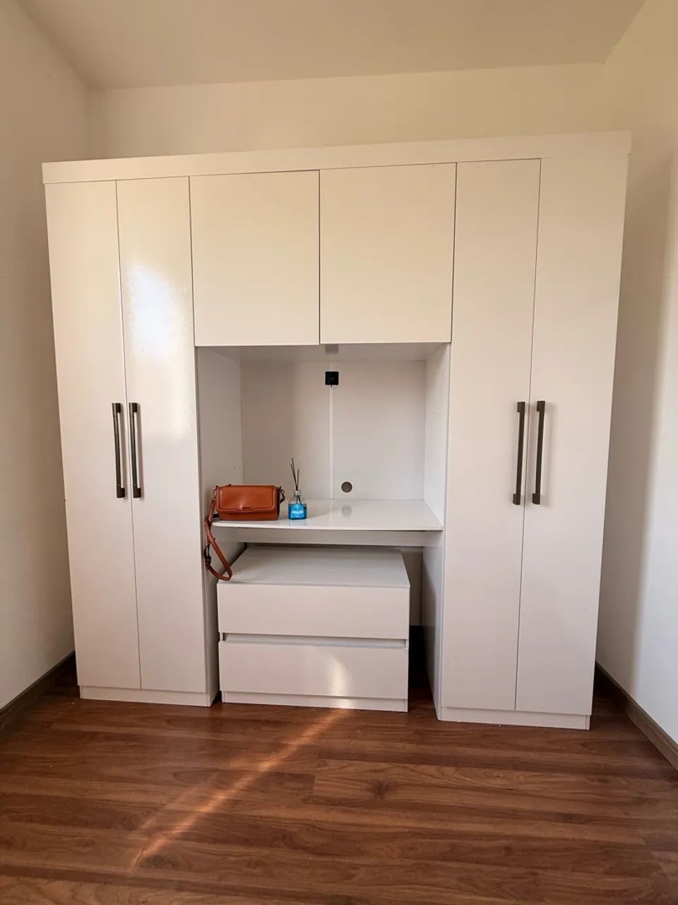 Guarda roupa casal com espaço pra tv 