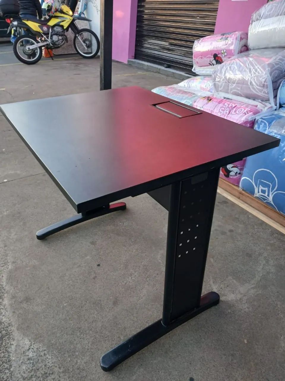 Mesa para escritório em MDF com base de ferro , possui passagem para cabos semi-nova  - Foto 2