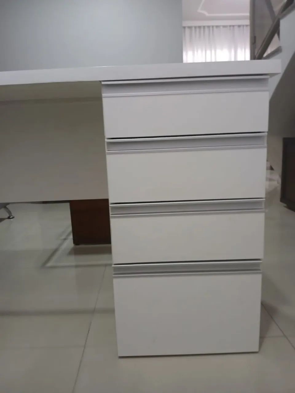 Vendo mesa de escritório em mdf com 4 gavetas.  - Foto 3