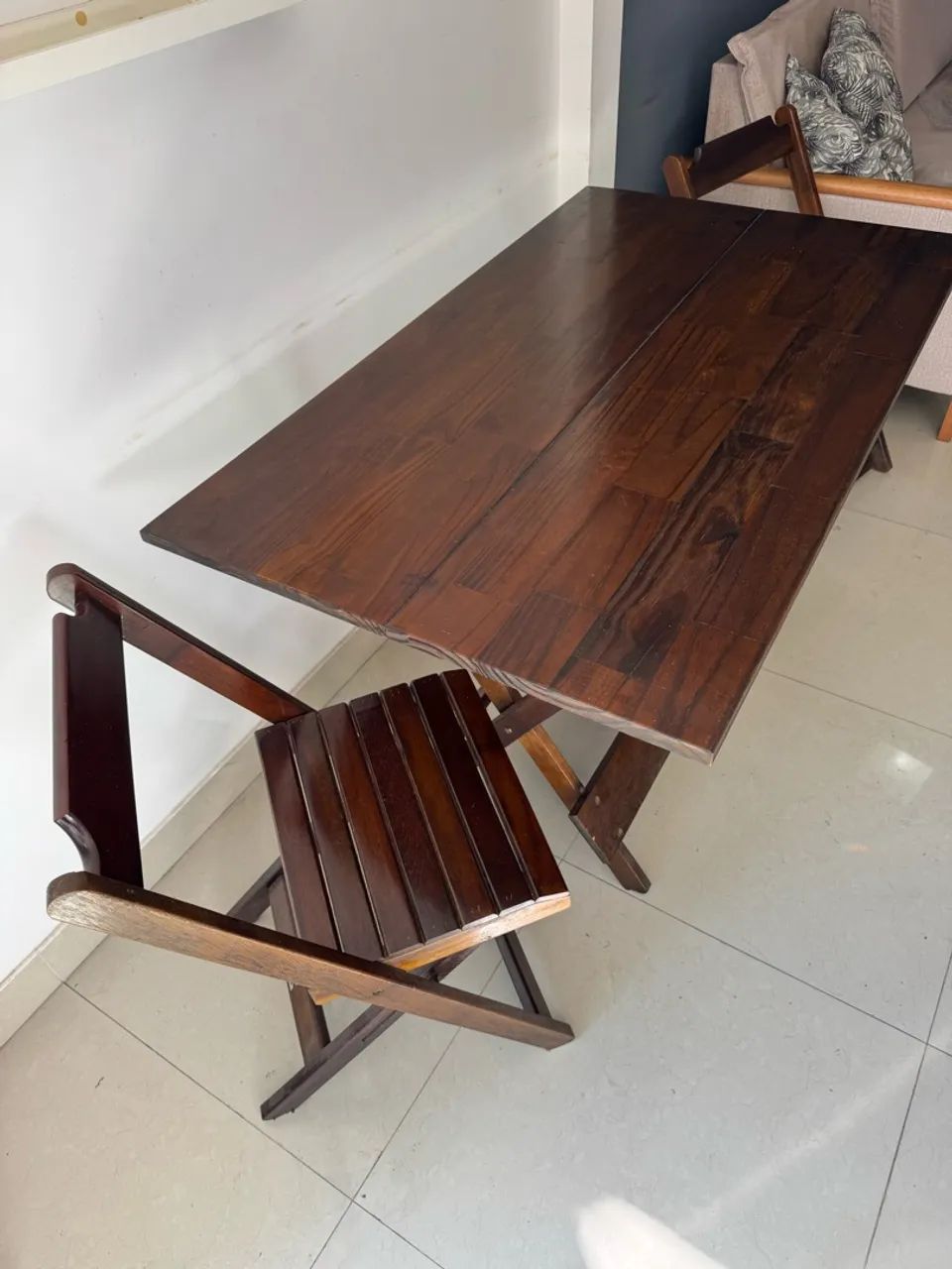 Mesa com 2 cadeiras de madeira