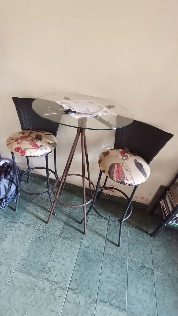 Mesa e banquetas - Foto 2