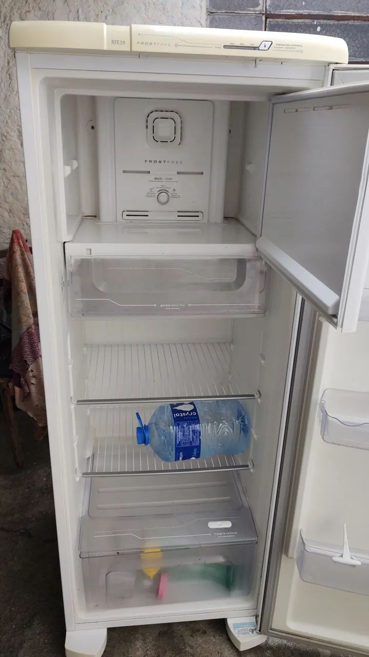 Vende-se geladeira usada, não está gelando, motor funcionando perfeitamente!!