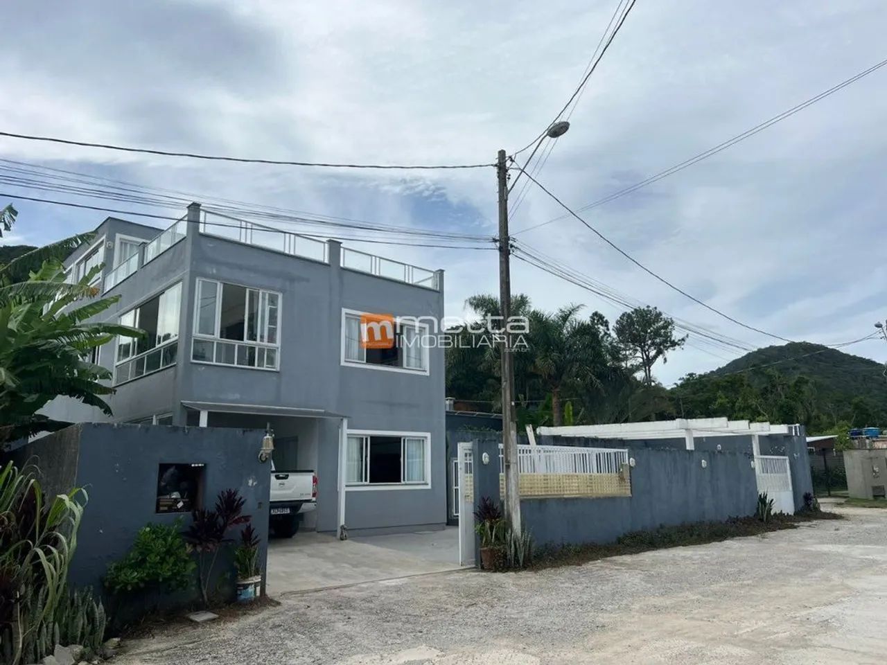 Casa à venda no Cacupé com vista mar, piscina e energia solar