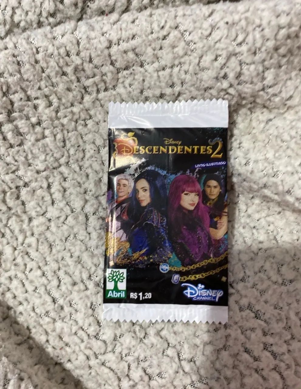 Pacote de figurinha descendentes lacrado