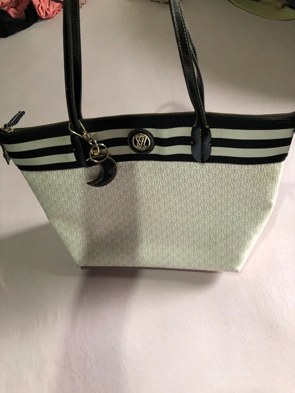 Bolsa feminina monogramada preta e branca - elegante e espaçosa - Foto 2