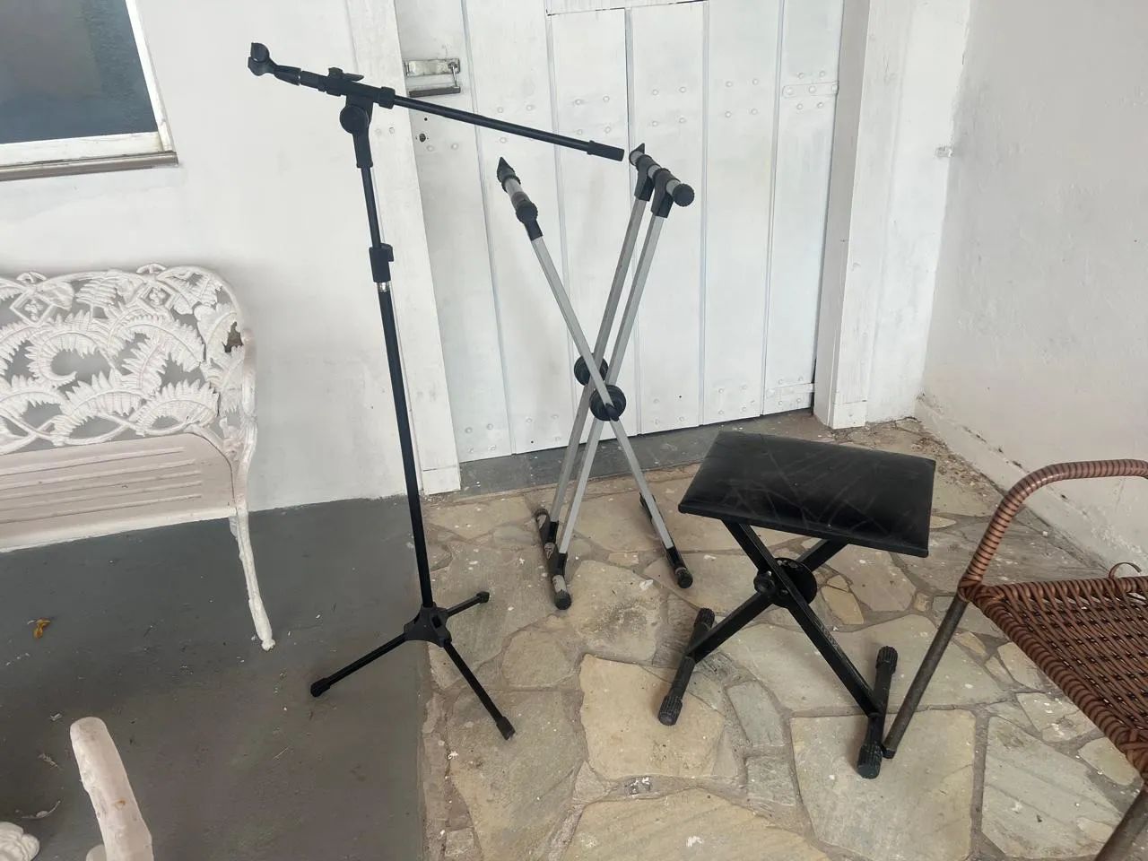 Suporte do microfone, mesa do teclado, banco 