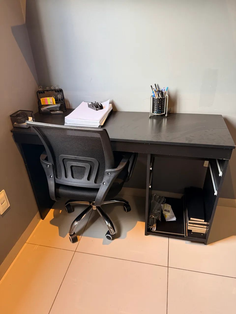 Mesa de escritório  e cadeira 