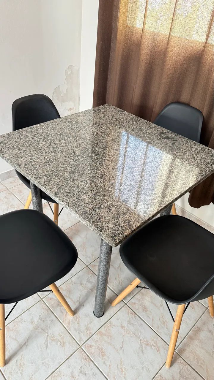Mesa de mármore com 4 cadeiras Hermes pretas 